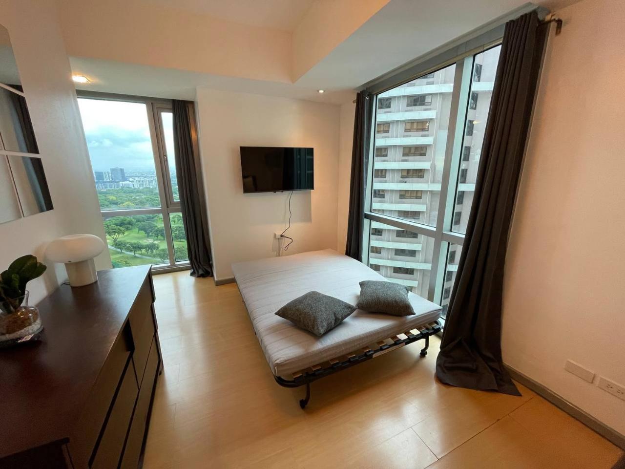 Prime Avant Bgc Location Apartments By Ph Staycation Манила Екстериор снимка