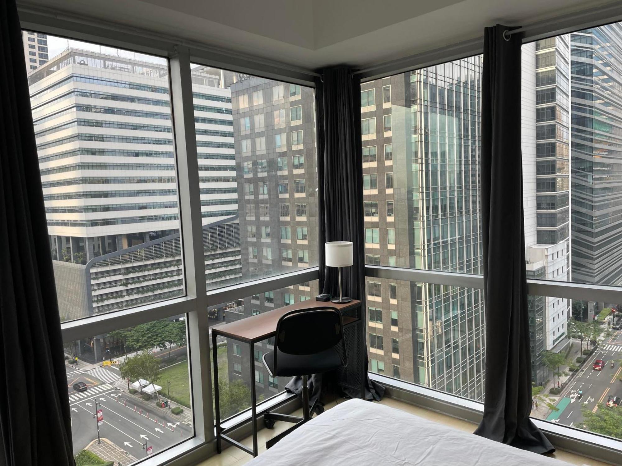 Prime Avant Bgc Location Apartments By Ph Staycation Манила Екстериор снимка