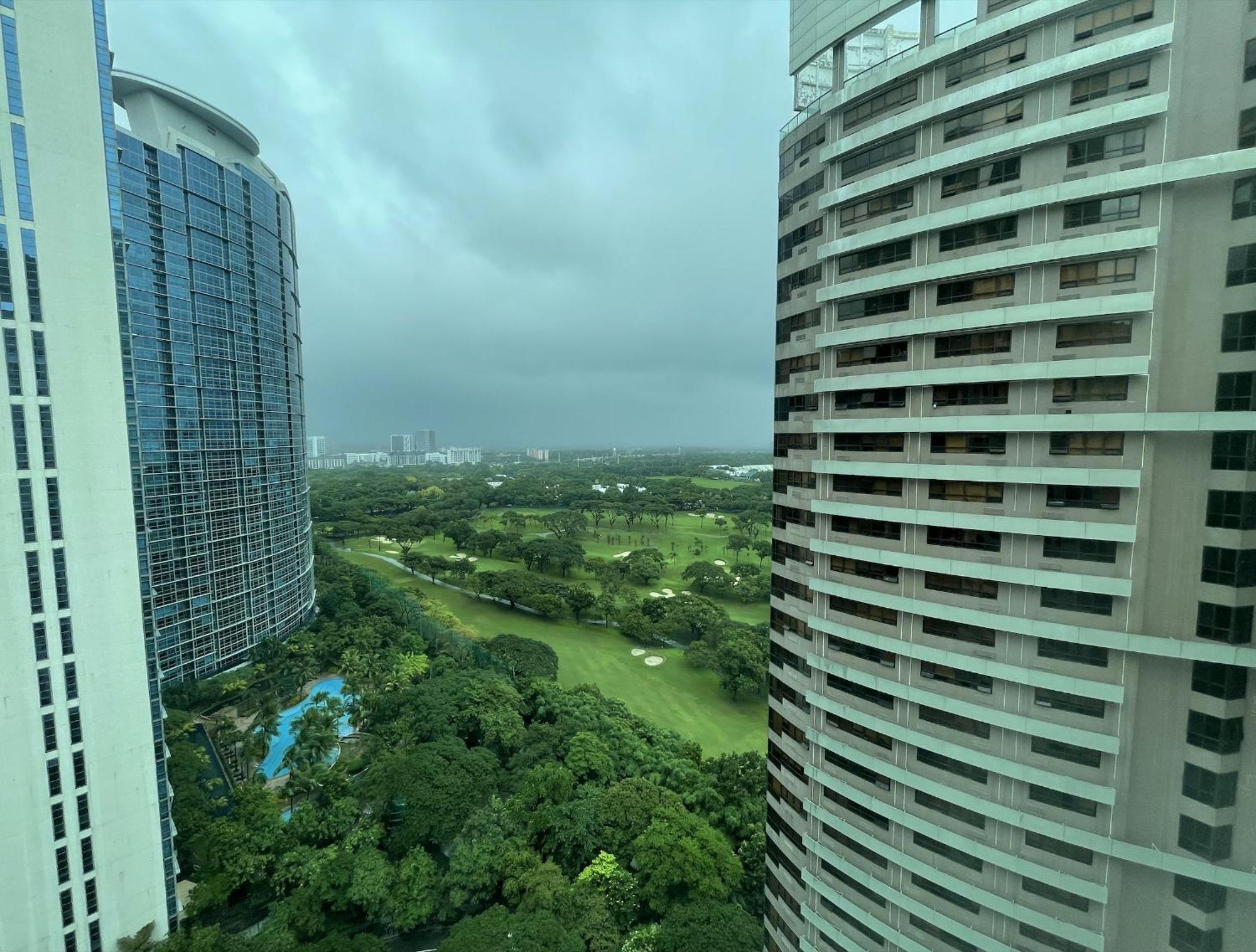 Prime Avant Bgc Location Apartments By Ph Staycation Манила Екстериор снимка