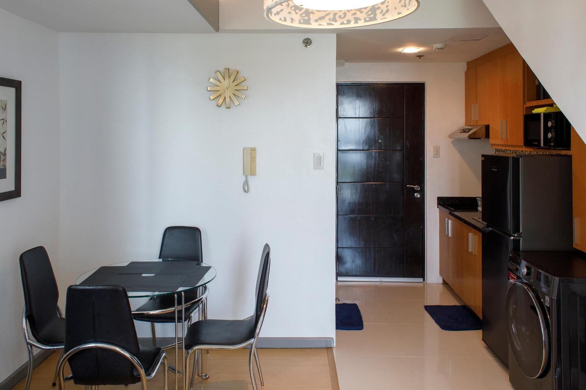 Prime Avant Bgc Location Apartments By Ph Staycation Манила Екстериор снимка