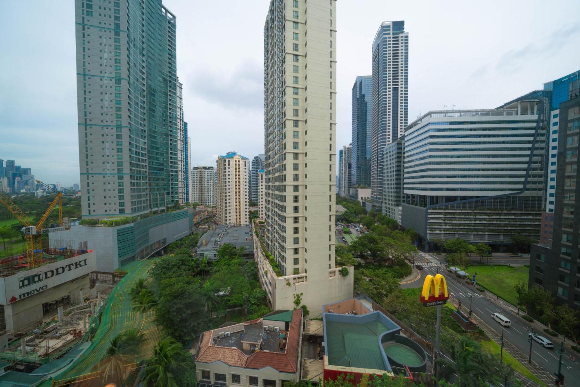 Prime Avant Bgc Location Apartments By Ph Staycation Манила Екстериор снимка