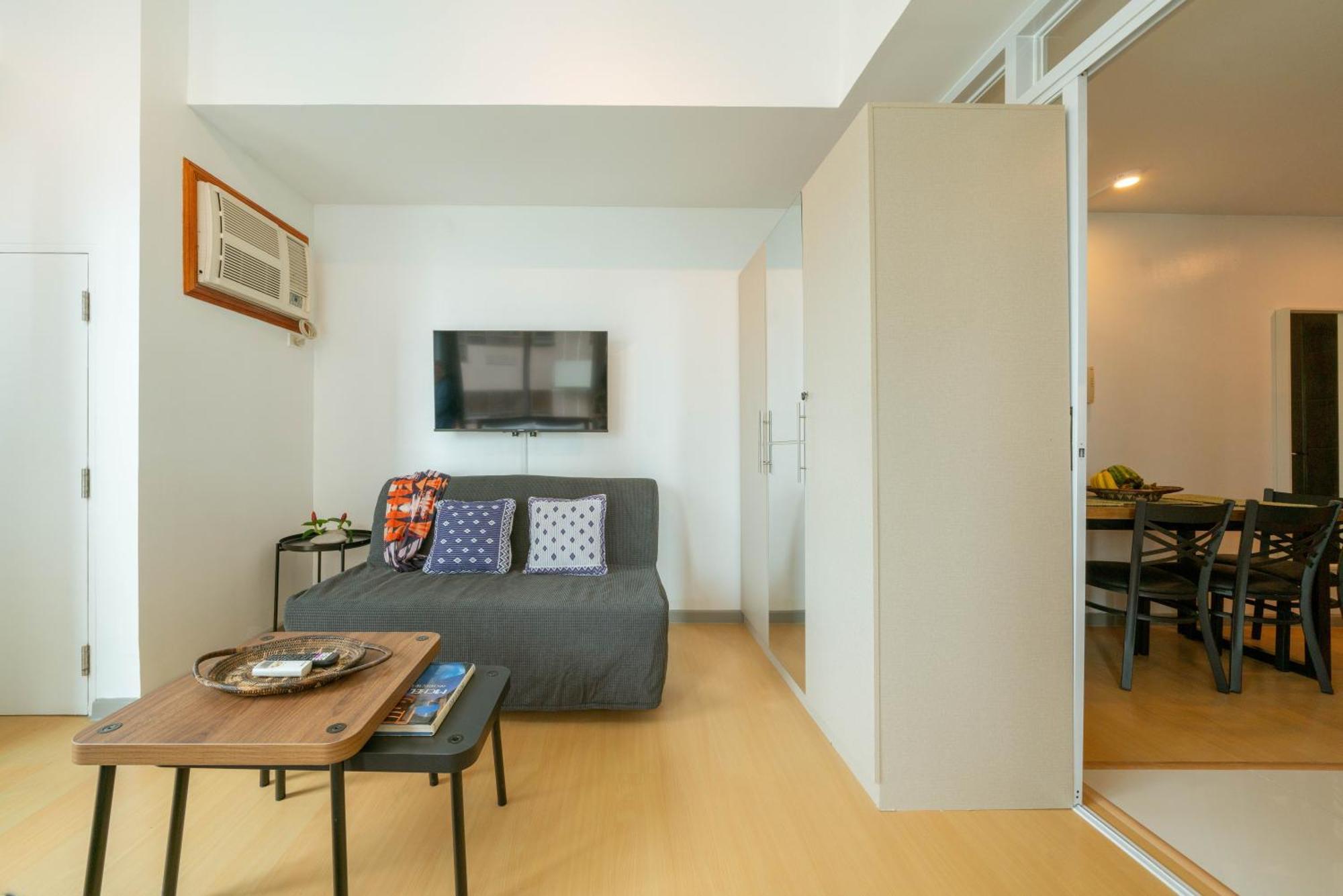 Prime Avant Bgc Location Apartments By Ph Staycation Манила Екстериор снимка