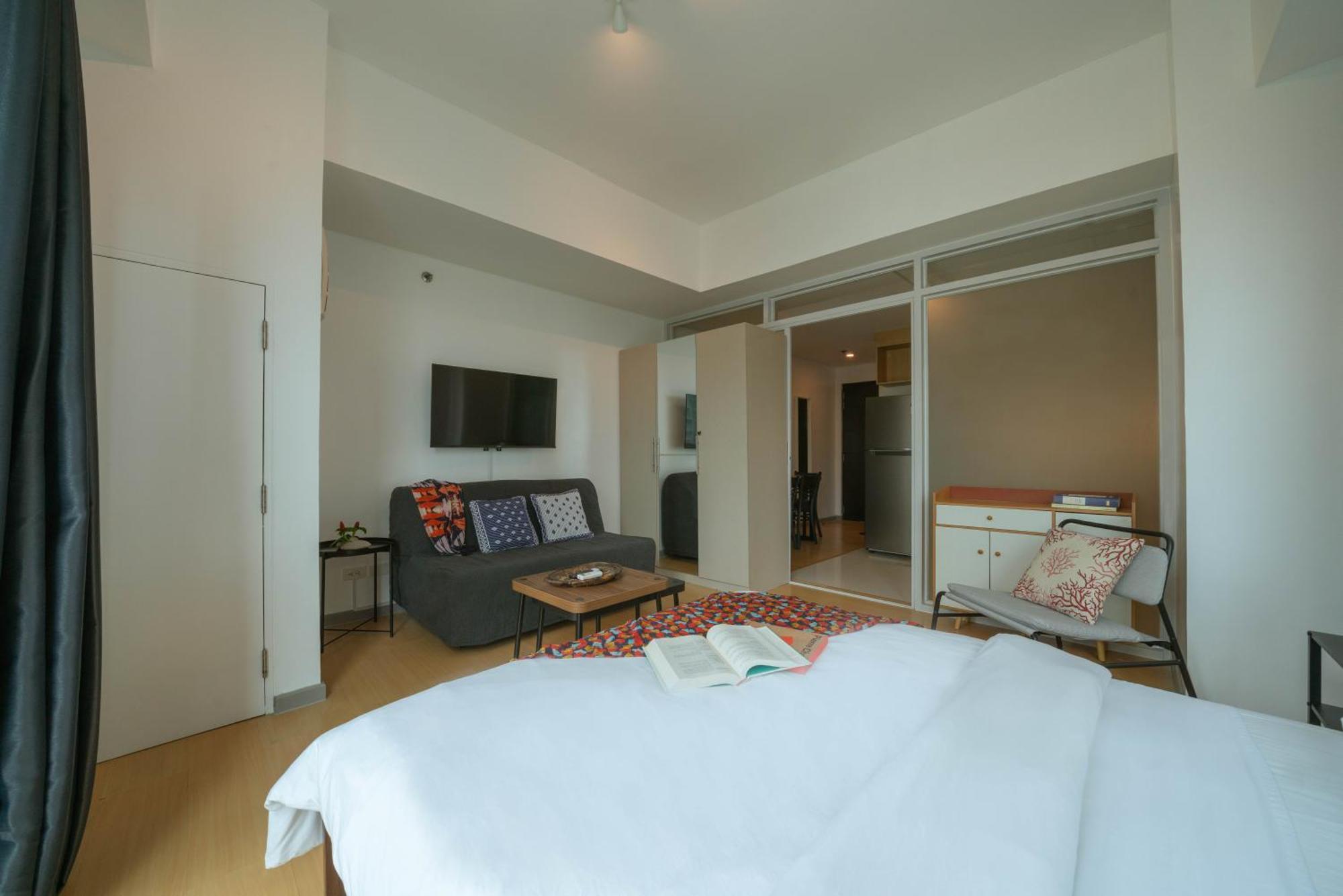 Prime Avant Bgc Location Apartments By Ph Staycation Манила Екстериор снимка