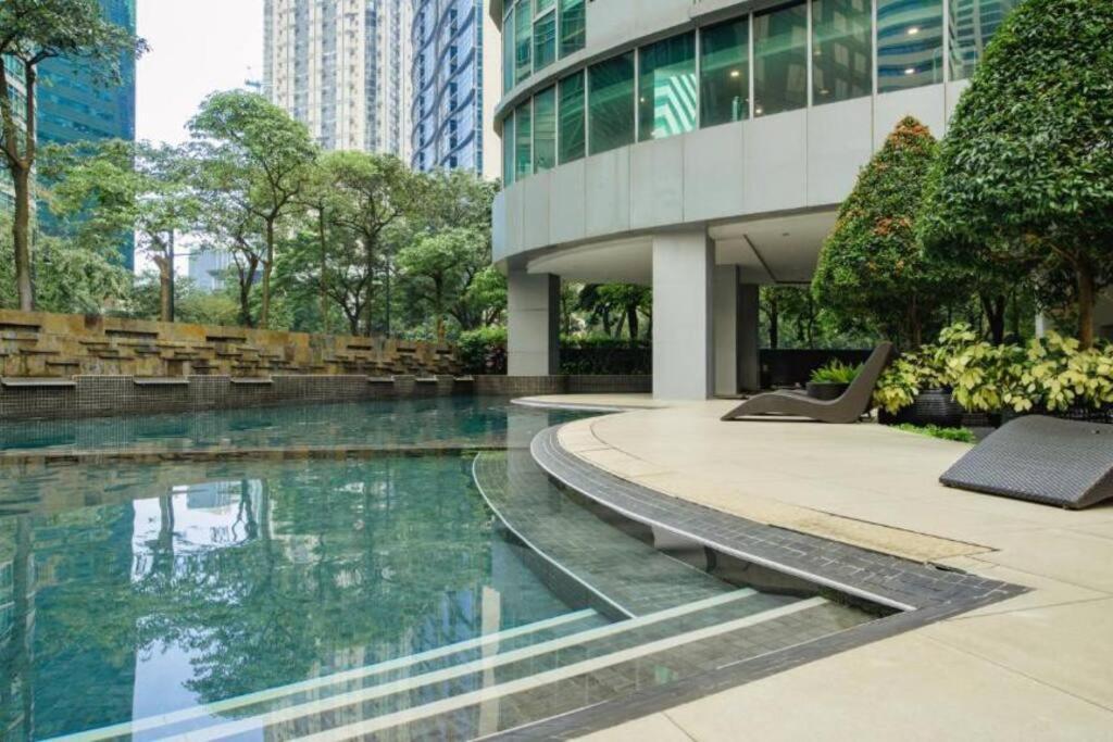 Prime Avant Bgc Location Apartments By Ph Staycation Манила Екстериор снимка